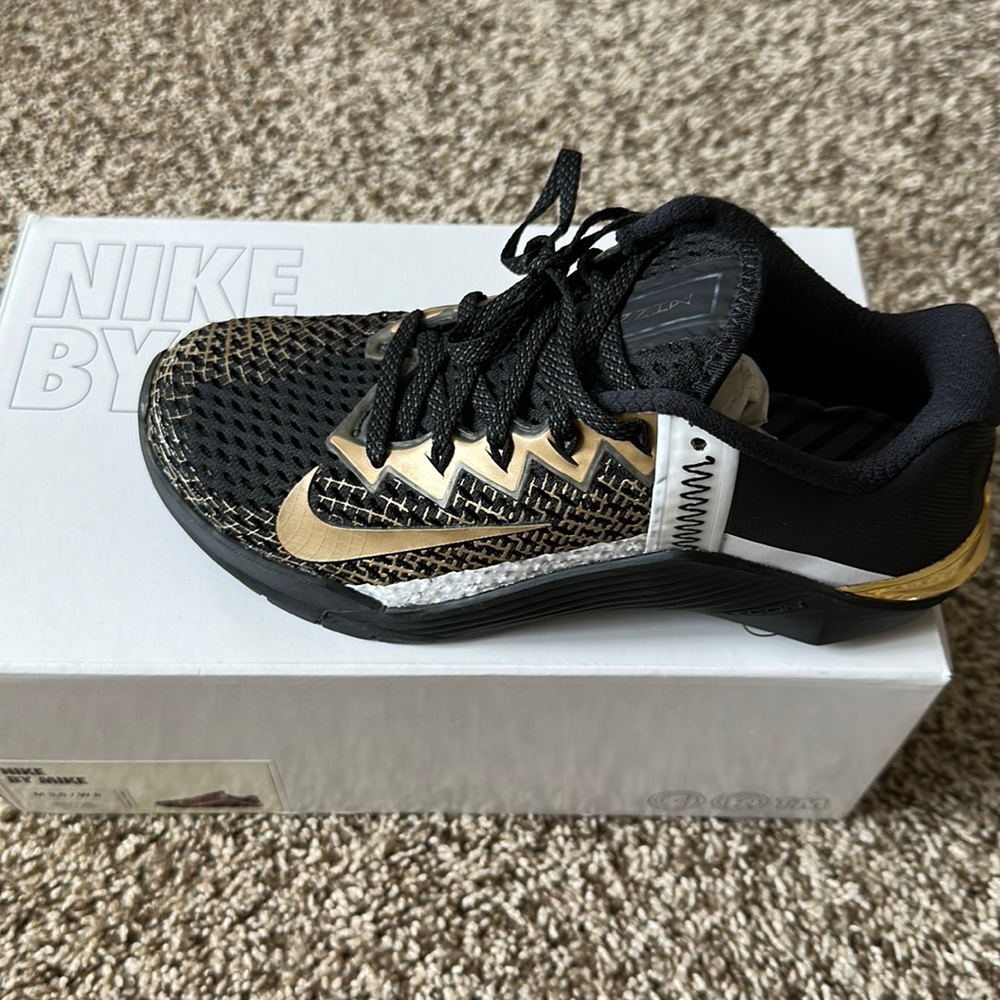 COPY - BRAND NEW, in box, Nike Metcon black & gold